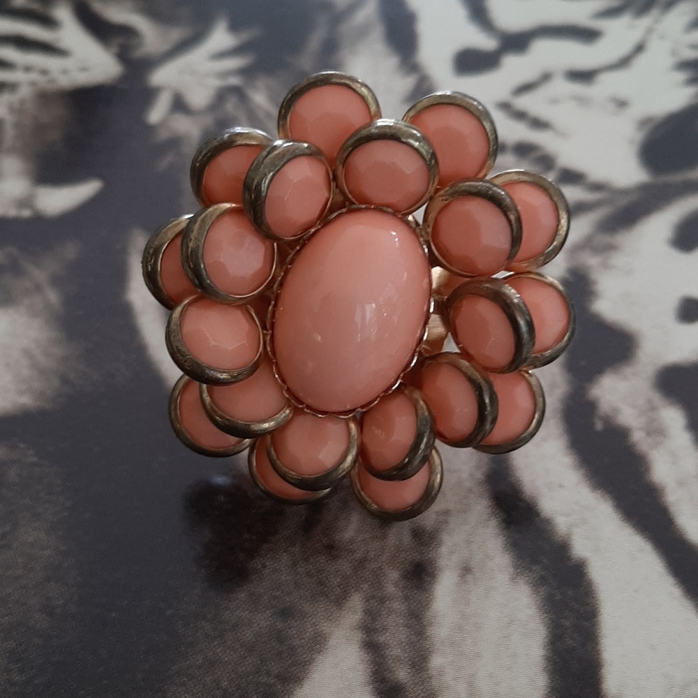 Vintage • pink milk glass ring